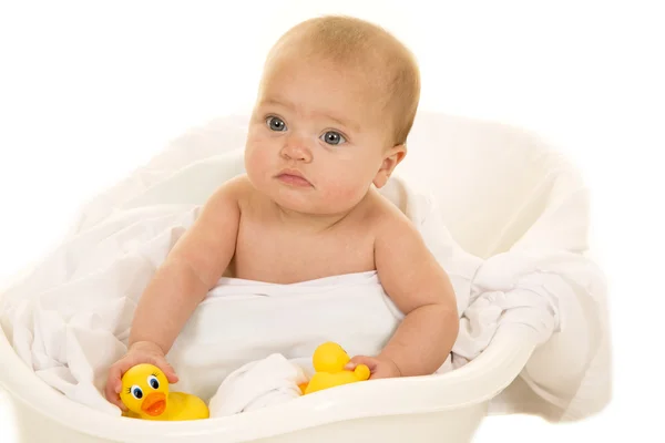 Bebé con patos de goma en la bañera — Foto de Stock