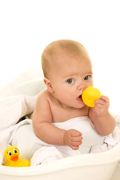 Bébé avec canard en caoutchouc dans la bouche — Photo