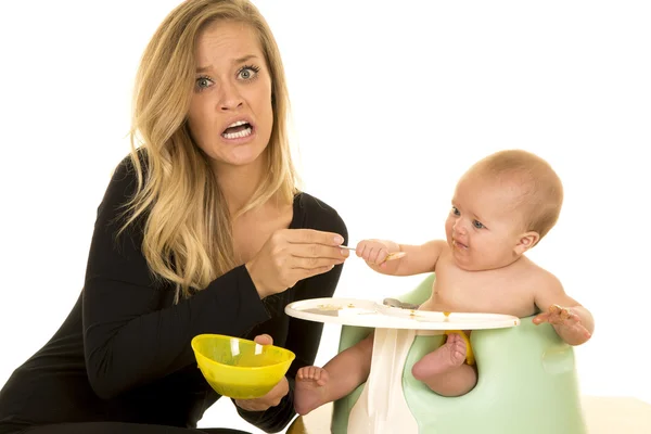 Mãe estressada bebê alimentando — Fotografia de Stock