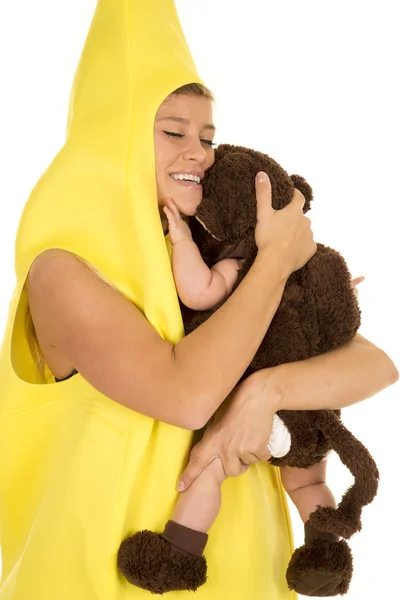 Mamma in costume banana con scimmia bambino — Foto Stock