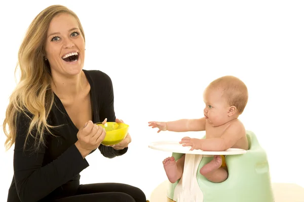 Mãe feliz alimentando bebê — Fotografia de Stock
