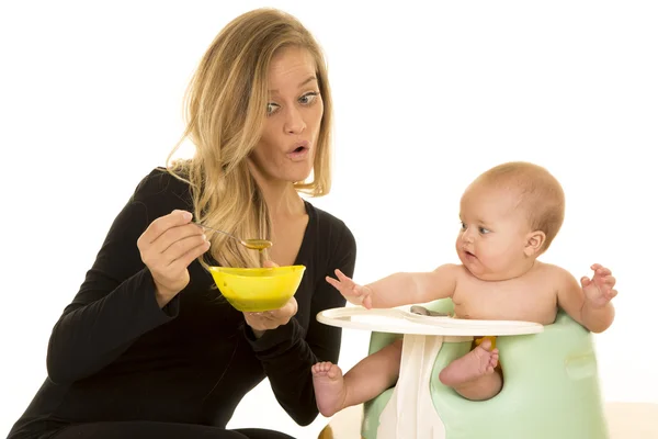 母は彼女の小さな赤ちゃんの摂食 — ストック写真