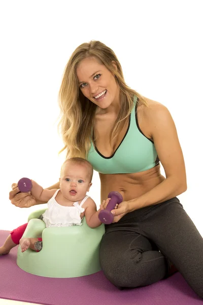 Sport vrouw uitoefenend met baby — Stockfoto