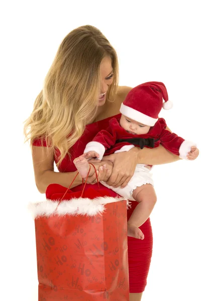 Γυναίκα του Χριστούγεννα με μωρό και τσάντα — Φωτογραφία Αρχείου
