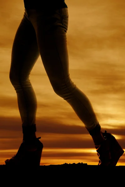 一歩歩いている女性の足のシルエット — ストック写真