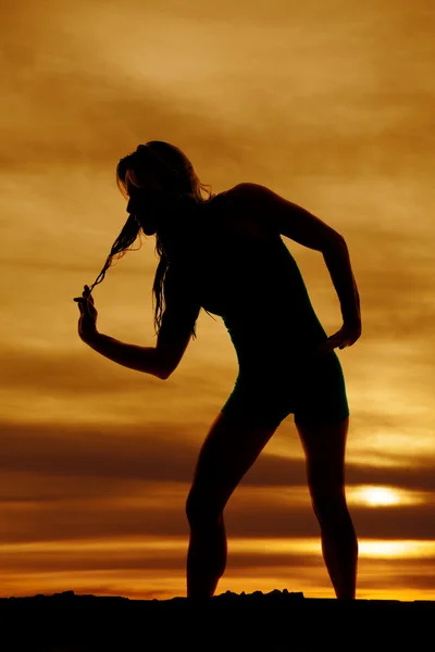 Silhueta de mulher em pôr do sol — Fotografia de Stock