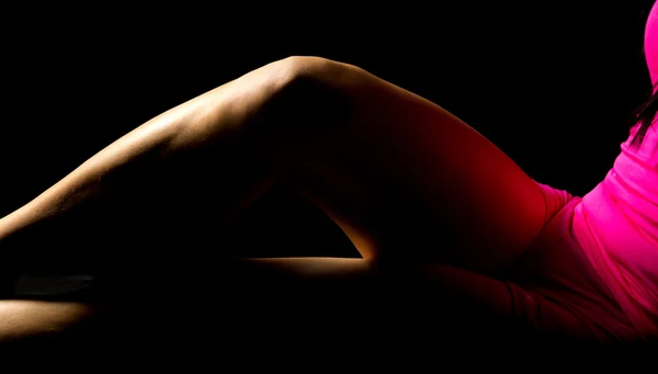 Ноги жінки в тіні — стокове фото