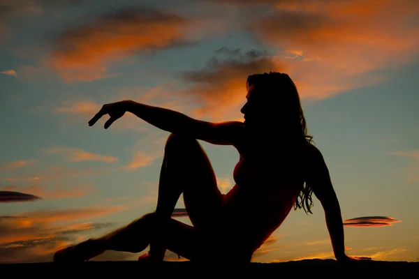 Silhueta de mulher sentada ao pôr do sol — Fotografia de Stock