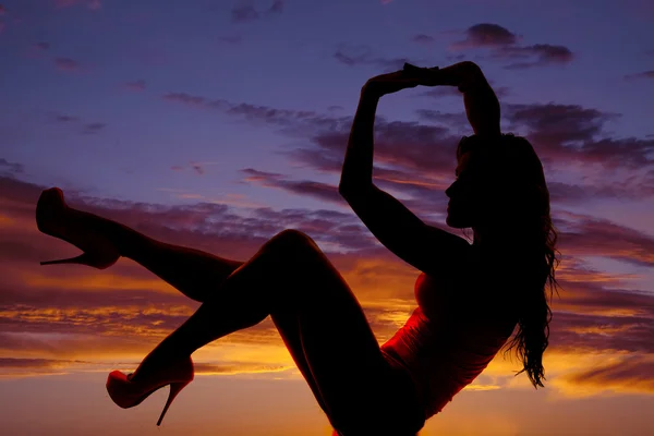 Silhouette de femme assise au coucher du soleil — Photo