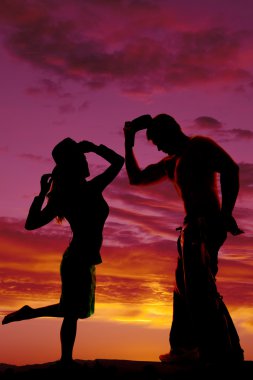 içinde bir kadın silüeti el şapka kovboy kız ve kovboy