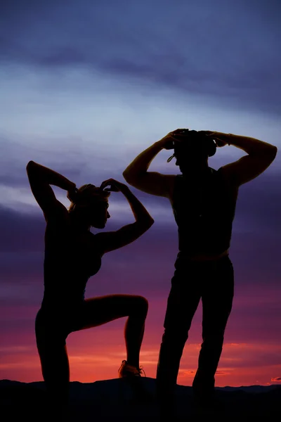 Silueta de pareja al atardecer —  Fotos de Stock