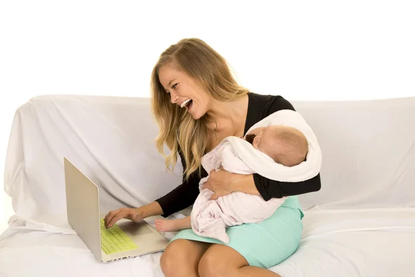 Mulher de negócios com laptop e bebê — Fotografia de Stock