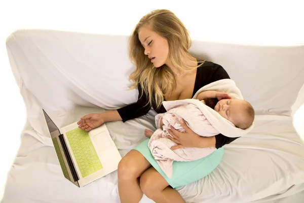 Деловая женщина с ноутбуком и ребенком — стоковое фото
