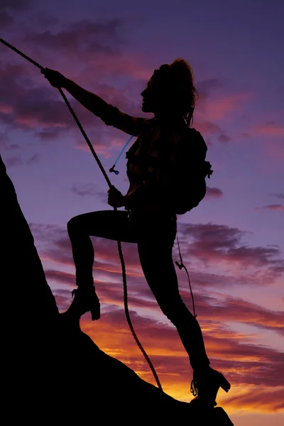 Silueta de mujer escalando montaña — Foto de Stock