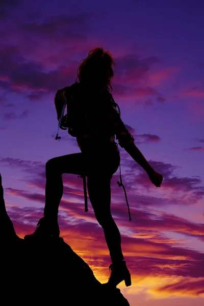 Dağ tırmanışı kadın silüeti — Stok fotoğraf
