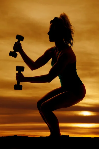 Silhouette einer Frau mit Gewichten — Stockfoto