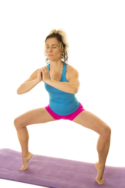Fitness žena, která dělá squatu — Stock fotografie