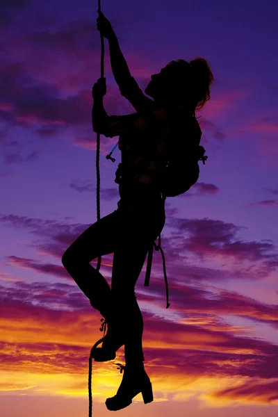 Kvinna att klättra upp rep — Stockfoto