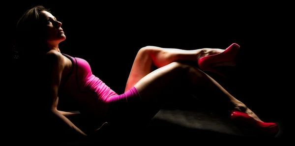 Kvinna i rosa fitness kläder — Stockfoto