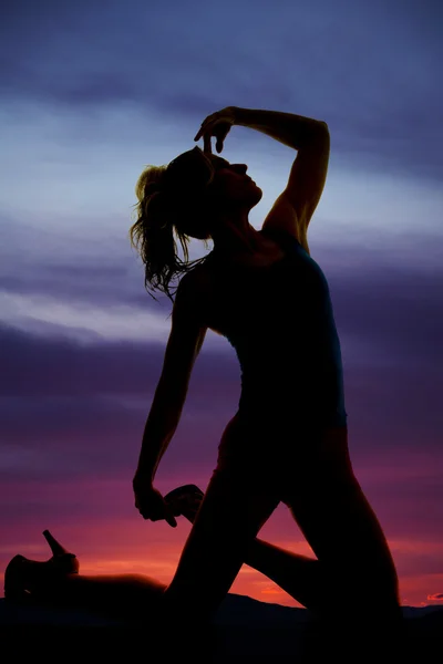 Silhouette einer Frau am Abendhimmel — Stockfoto