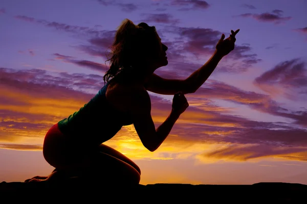 Silueta de mujer al atardecer cielo — Foto de Stock