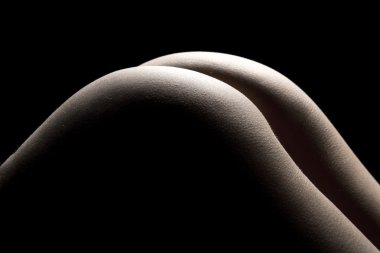 Karanlıkta vurgulanan kadın vücut