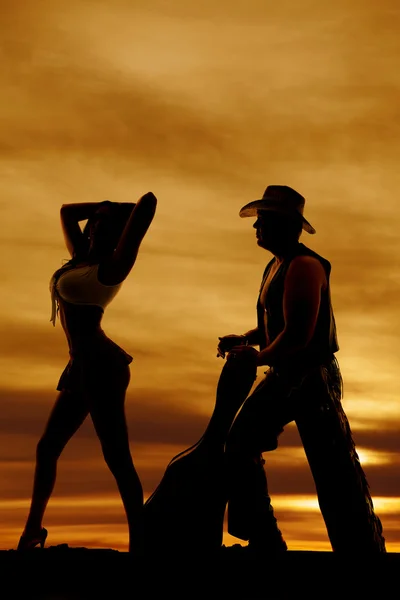 Sziluettjét nő cowboy vezetője rövid szoknya oldalán kezedben — Stock Fotó