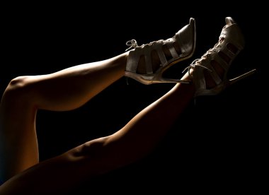 bir kadının bacakları dışarı vurgulanan topuklar