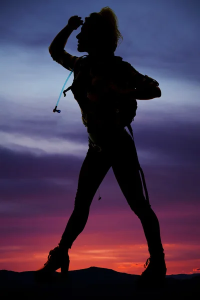 一个女人徒步旅行者在夕阳的剪影展望未来 — 图库照片