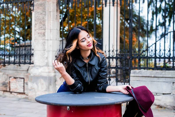 Güzel bir kızın yakın portresi. Romantik bir kadının sanat eseri. Kameraya bakan oldukça hassas bir model..