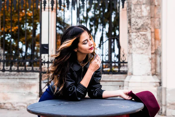 Bella Ragazza Sorridente Felice Con Capelli Lunghi Labbra Rosse Indossando — Foto Stock