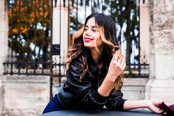 Fashion Vrouw Een Achtergrond Van Rode Gele Herfstbladeren Mooi Uitziend — Stockfoto