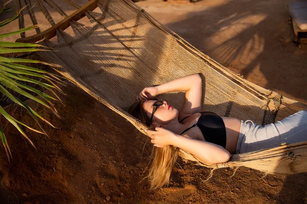 Jong Mooi Meisje Zonnebril Poseren Terwijl Liggend Een Hangmat Mooie — Stockfoto