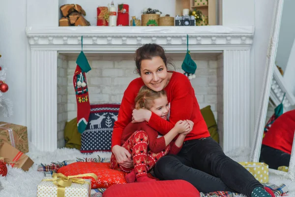 Joyeux Noël Mère Fille Enfant Amusent Embrassent Près Cheminée Arbre — Photo