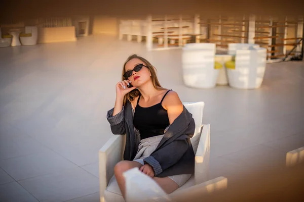 Портрет Красивої Молодої Жінки Яка Відпочиває Балконі Сонячний Літній День — стокове фото