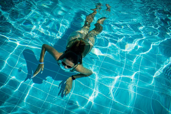 럭셔리 리조트에서 휴가를 보내는 수영장에 우아하고 귀여운 소녀의 즐거운 시간되 — 스톡 사진