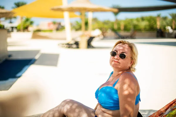 Fröhliche Size Frau Mit Sonnenbrille Genießt Pool Lächelnd Glücklich Positive — Stockfoto