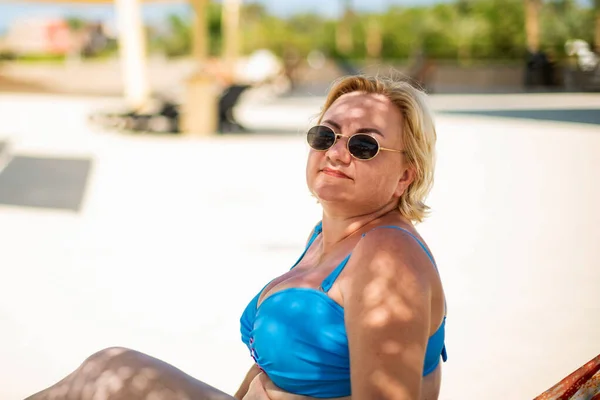 Fröhliche Size Frau Mit Sonnenbrille Genießt Pool Lächelnd Glücklich Positive — Stockfoto