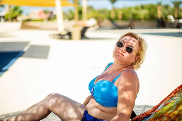 Fröhliche Size Frau Mit Sonnenbrille Genießt Pool Lächelnd Glücklich Positive — Stockfoto