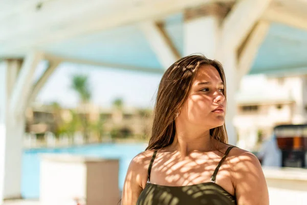 Alegre Más Tamaño Adolescente Disfrutando Cerca Piscina Sonriente Feliz Emoción — Foto de Stock