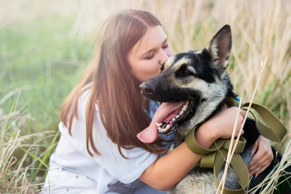 Cute Teenage Girl Hugging Field Smiling Young Woman Enjoying Good — Stock Photo, Image