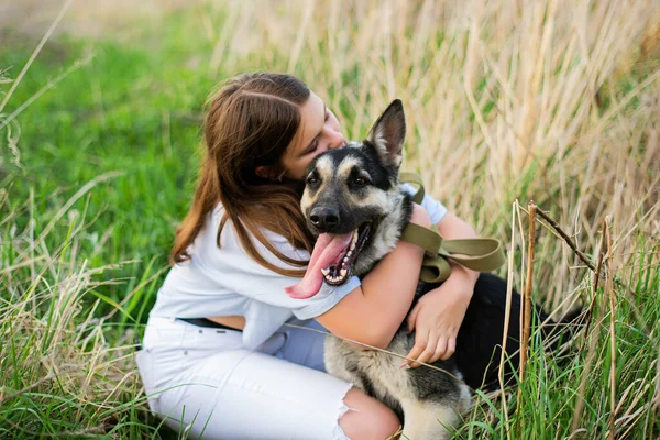 Cute Teenage Girl Hugging Field Smiling Young Woman Enjoying Good — Stock Photo, Image