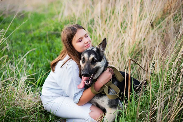 Bella Ragazza Adolescente Che Abbraccia Sul Campo Sorridente Giovane Donna — Foto Stock