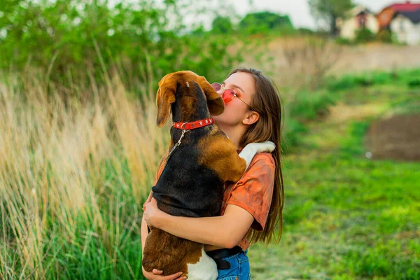 Close Retrato Menina Satisfeita Com Abraçando Cão Beagle Engraçado Sorrindo — Fotografia de Stock