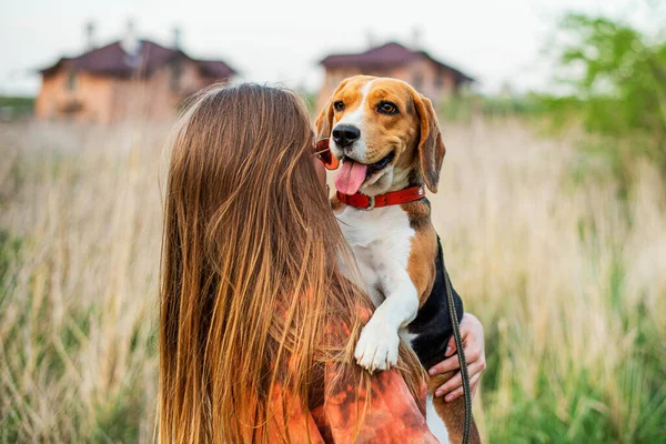 Close Retrato Menina Satisfeita Com Abraçando Cão Beagle Engraçado Sorrindo — Fotografia de Stock