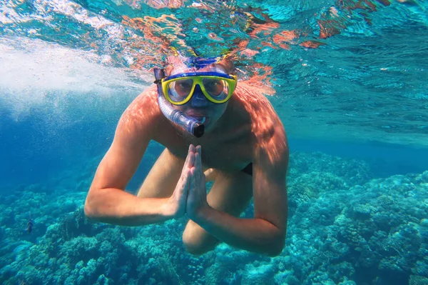 Podwodny Strzał Człowiek Nurkujący Nurkowaniem Tropikalnym Morzu Podróże Styl Życia — Zdjęcie stockowe