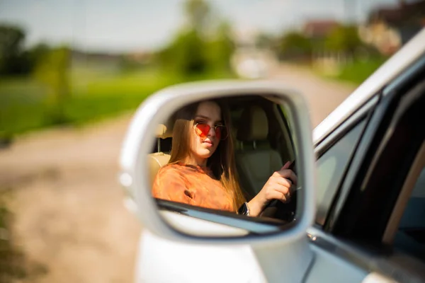 Close Portret Sympatycznie Wyglądającej Dziewczyny Siedzi Siedzeniu Kierowcy Lubi Muzykę — Zdjęcie stockowe