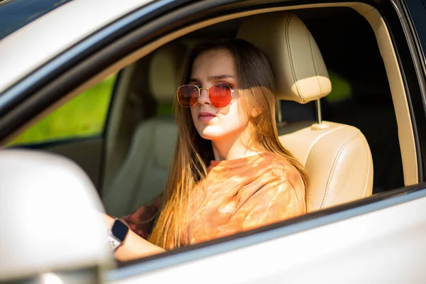 Nahaufnahme Porträt Von Angenehm Aussehenden Weiblichen Mädchen Mit Sitzt Auf — Stockfoto