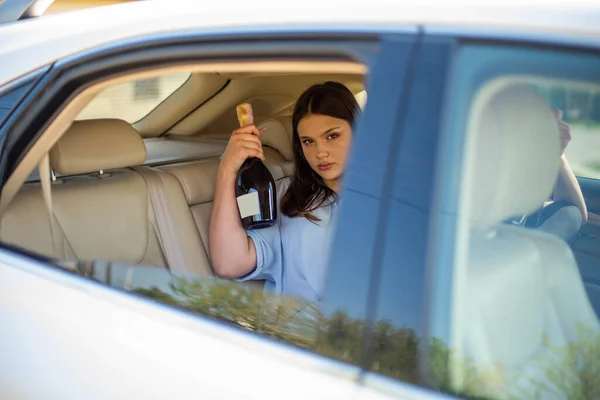 Teenager Mädchen Mit Einer Flasche Alkohol Auto Alkoholismus Konzept Gesellschaftliches — Stockfoto