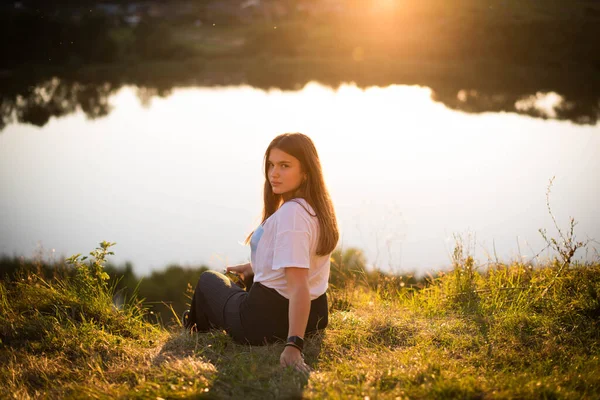 Autumn Girl Desfrutando Natureza Menina Beleza Livre Levantando Mãos Raios — Fotografia de Stock